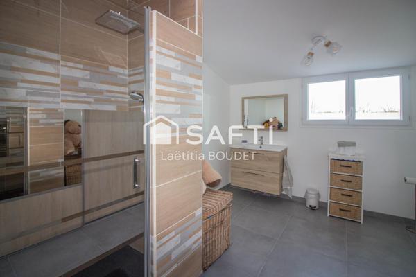 MAISON FAMILIALE AVEC PISCINE CHAUFFEE, STUDIO INDEPENDANT ET GARAGES - POSER VOS VALISES !