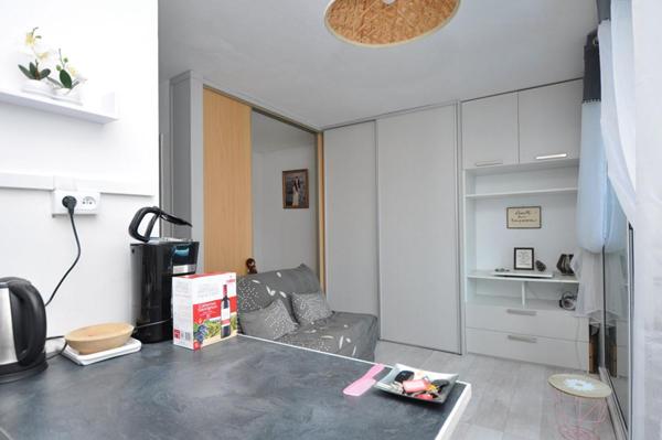 EXCLUSIVITÉ - T1 Cabine rénové avec loggia, parking et à 300 m de la plage !