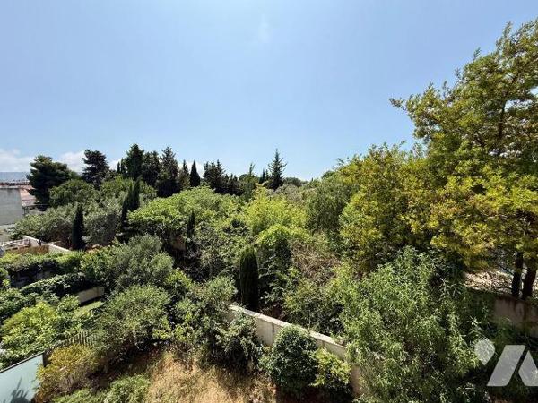 13008: SAINTE-ANNE T2/3 avec terrasse au calme et parking

Ce bel appartement se trouve dans ...