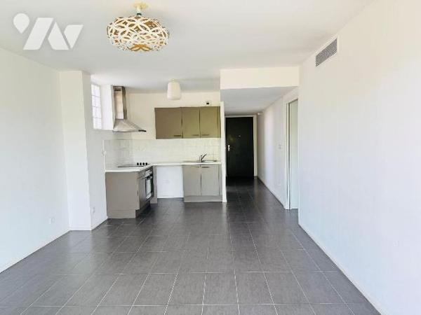 13008: SAINTE-ANNE T2/3 avec terrasse au calme et parking

Ce bel appartement se trouve dans ...