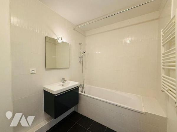 13008: SAINTE-ANNE T2/3 avec terrasse au calme et parking

Ce bel appartement se trouve dans ...