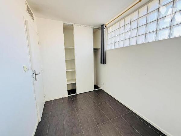 13008: SAINTE-ANNE T2/3 avec terrasse au calme et parking

Ce bel appartement se trouve dans ...