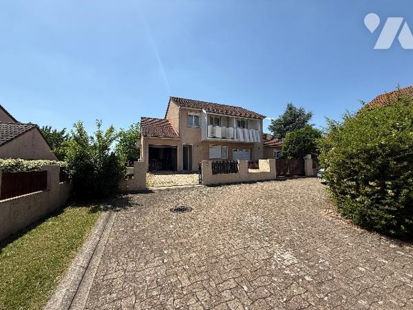 Corbas – Maison T3 / 4 de 80 m² avec jardin arboré, terrasse et garage