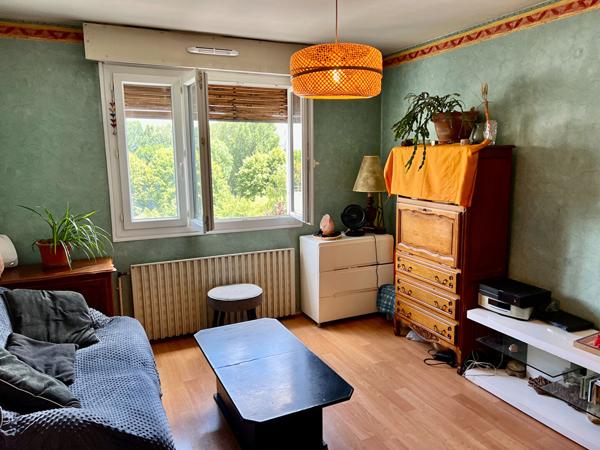 T2 à rafraîchir avec place de pkg et cave