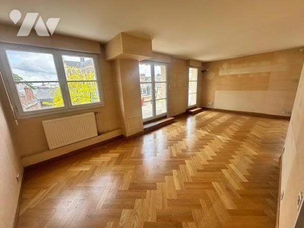 HYPER CENTRE, APPARTEMENT DE TYPE 4 avec ascenseur, UN PARKING, UN BOX et TERRASSE DE 44m²