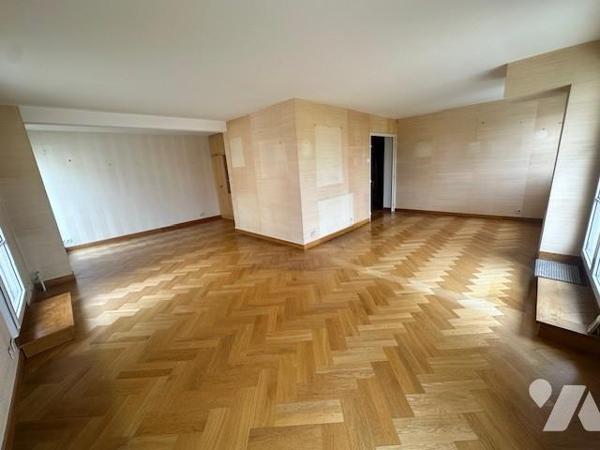 HYPER CENTRE, APPARTEMENT DE TYPE 4 avec ascenseur, UN PARKING, UN BOX et TERRASSE DE 44m²