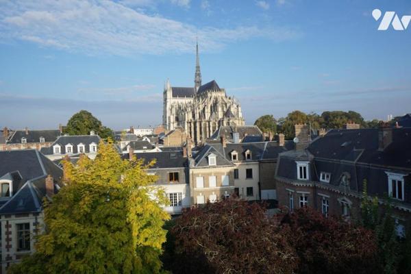 HYPER CENTRE, APPARTEMENT DE TYPE 4 avec ascenseur, UN PARKING, UN BOX et TERRASSE DE 44m²