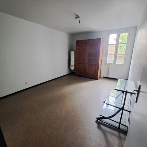 A VENDRE IMMEUBLE 2 APPARTEMENTS + 2 LOCAUX COMMERCIAUX