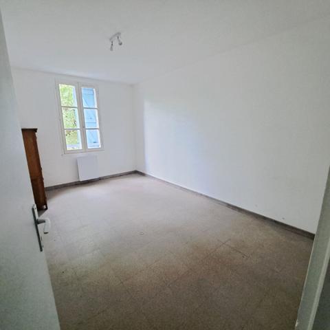 A VENDRE IMMEUBLE 2 APPARTEMENTS + 2 LOCAUX COMMERCIAUX