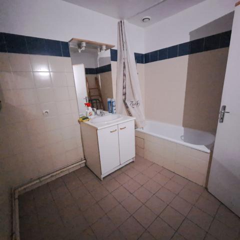 A VENDRE IMMEUBLE 2 APPARTEMENTS + 2 LOCAUX COMMERCIAUX