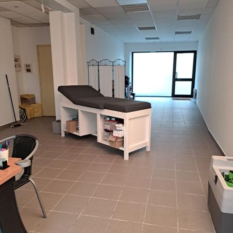 A VENDRE IMMEUBLE 2 APPARTEMENTS + 2 LOCAUX COMMERCIAUX