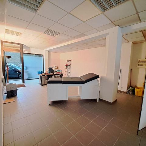 A VENDRE IMMEUBLE 2 APPARTEMENTS + 2 LOCAUX COMMERCIAUX