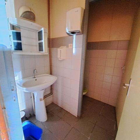 A VENDRE IMMEUBLE 2 APPARTEMENTS + 2 LOCAUX COMMERCIAUX