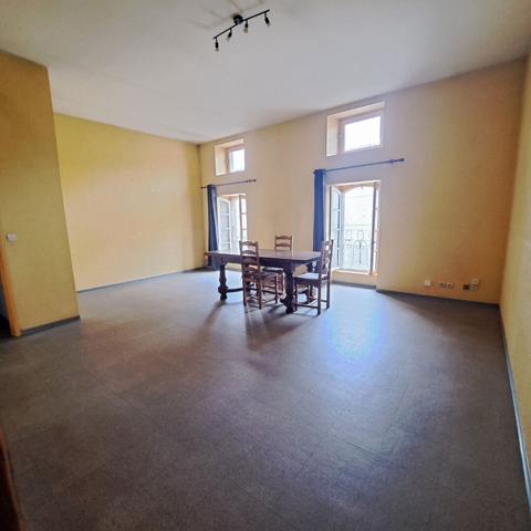 A VENDRE IMMEUBLE 2 APPARTEMENTS + 2 LOCAUX COMMERCIAUX