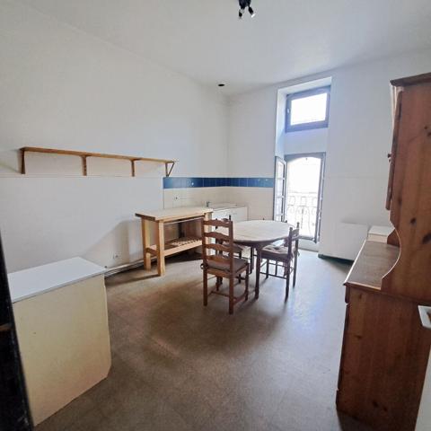 A VENDRE IMMEUBLE 2 APPARTEMENTS + 2 LOCAUX COMMERCIAUX