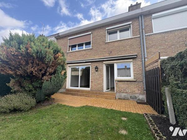 Une maison mitoyenne de 89 m² avec jardin et garage, quartier Bourg/ Centre-Ville