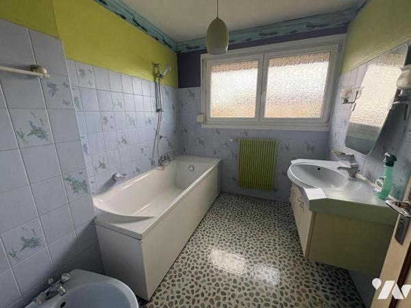 Une maison mitoyenne de 89 m² avec jardin et garage, quartier Bourg/ Centre-Ville