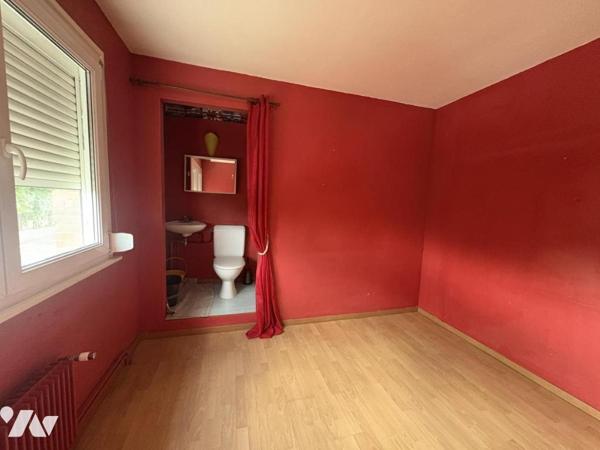 Une maison mitoyenne de 89 m² avec jardin et garage, quartier Bourg/ Centre-Ville