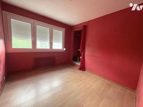 Une maison mitoyenne de 89 m² avec jardin et garage, quartier Bourg/ Centre-Ville