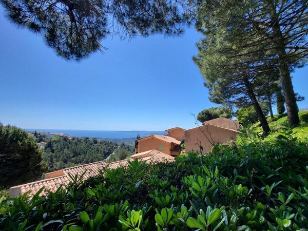 Coup de cœur aux Issambres ! Appartement T2 de 36m2 rénové, lumineux et au calme, avec terrasse, aperçu mer et accès à une piscine panoramique face à la Méditerranée, tennis,  boulodrome, parkings, dans une résidence sécurisée aux ISSAMBRES, à proximité de SAINTE MAXIME.