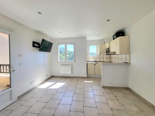 Coup de cœur aux Issambres ! Appartement T2 de 36m2 rénové, lumineux et au calme, avec terrasse, aperçu mer et accès à une piscine panoramique face à la Méditerranée, tennis,  boulodrome, parkings, dans une résidence sécurisée aux ISSAMBRES, à proximité de SAINTE MAXIME.