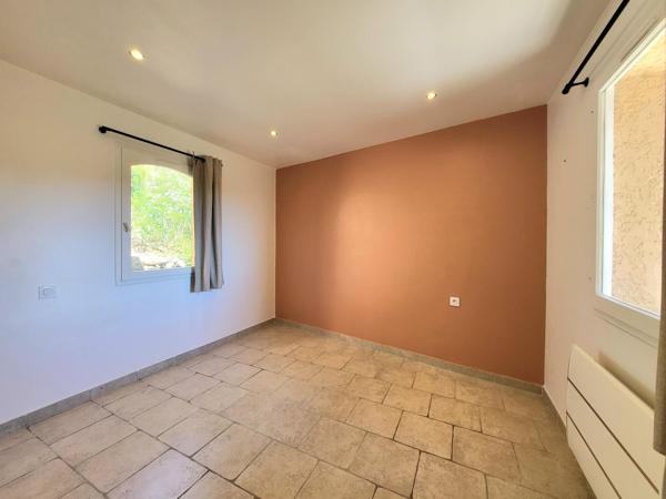 Coup de cœur aux Issambres ! Appartement T2 de 36m2 rénové, lumineux et au calme, avec terrasse, aperçu mer et accès à une piscine panoramique face à la Méditerranée, tennis,  boulodrome, parkings, dans une résidence sécurisée aux ISSAMBRES, à proximité de SAINTE MAXIME.