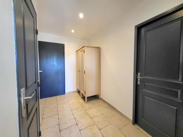 Coup de cœur aux Issambres ! Appartement T2 de 36m2 rénové, lumineux et au calme, avec terrasse, aperçu mer et accès à une piscine panoramique face à la Méditerranée, tennis,  boulodrome, parkings, dans une résidence sécurisée aux ISSAMBRES, à proximité de SAINTE MAXIME.