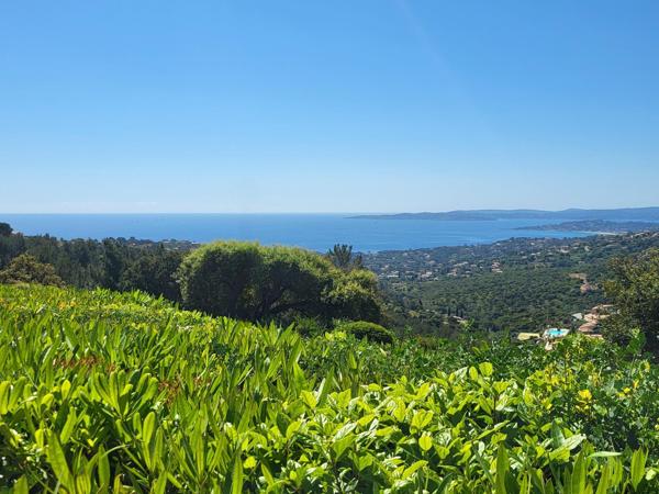 Coup de cœur aux Issambres ! Appartement T2 de 36m2 rénové, lumineux et au calme, avec terrasse, aperçu mer et accès à une piscine panoramique face à la Méditerranée, tennis,  boulodrome, parkings, dans une résidence sécurisée aux ISSAMBRES, à proximité de SAINTE MAXIME.