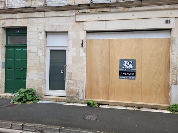 ROCHEFORT hyper centre ville - local de 35.50 m² divisé en 2 espaces