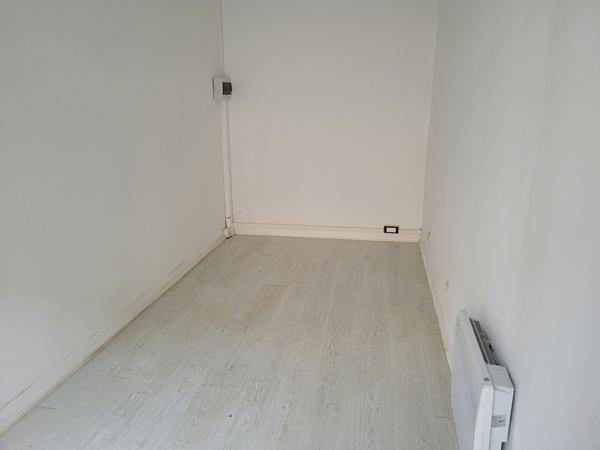 ROCHEFORT hyper centre ville - local de 35.50 m² divisé en 2 espaces