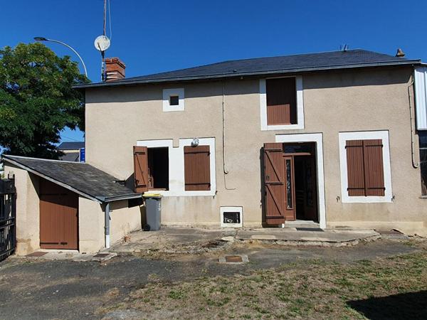 Maison de ville de plein pied + jardin et dépendances