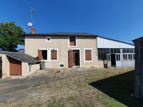 Maison de ville de plein pied + jardin et dépendances