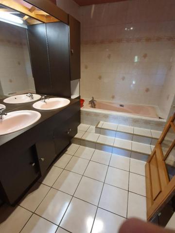 Maison de ville de plein pied + jardin et dépendances