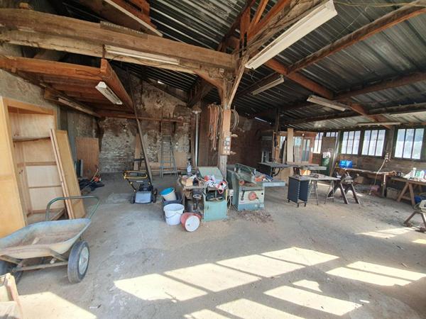 Maison de ville de plein pied + jardin et dépendances