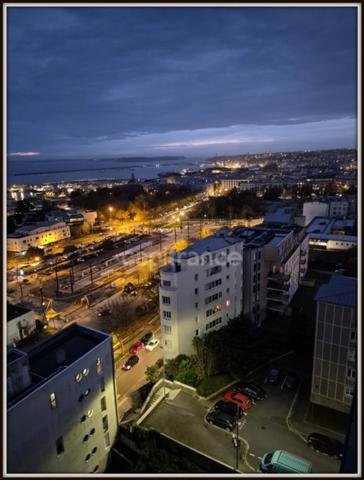 Dernier étage avec panorama unique sur le port de Brest