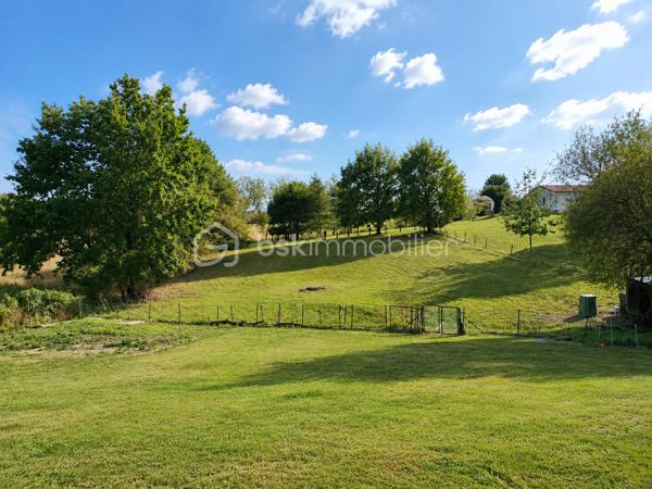 À seulement quelques minutes de Bergerac, découvrez cette belle maison de plain-pied située dans un environnement calme et verdoyant, à proximité des écoles et des commerces. Un véritable havre de paix alliant confort, espace et qualité de vie.

Dès l'entrée, vous serez séduits par sa grande pièce de vie baignée de lumière, ouverte sur une cuisine américaine entièrement équipée, idéale pour partager de beaux moments en famille ou entre amis.

La maison propose :
✔ Une vaste pièce de vie lumineuse
✔ Une cuisine ouverte équipée
✔ 3 chambres confortables
✔ 1 bureau, parfait pour le télétravail ou une chambre d'appoint
✔ 1 salle d'eau moderne
✔ WC séparé

À l'extérieur, tout est réuni pour profiter pleinement des beaux jours :
✔ Une agréable terrasse avec vue dégagée sur la campagne
✔ Une piscine chauffée au sel de 8 x 4 m avec volet électrique de sécurité
✔ Une douche solaire
✔ Un double garage
✔ Un magnifique verger avec de nombreux arbres fruitiers

Les plus :
✔ Double vitrage sur l'ensemble de la maison
✔ Combles isolés
✔ Toiture récemment démoussée
✔ Terrain de 6 330 m², avec possibilité d'acquérir une parcelle réduite d'environ 3 000 m² selon votre projet.

Cette maison parfaitement entretenue offre un cadre de vie privilégié, entre ville et campagne, idéal pour une famille en quête de tranquillité et de confort.

Une opportunité rare sur le secteur de Prigonrieux. Ne tardez pas à venir la découvrir, elle pourrait bien être votre prochain coup de cœur !