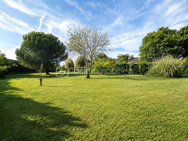 À seulement quelques minutes de Bergerac, découvrez cette belle maison de plain-pied située dans un environnement calme et verdoyant, à proximité des écoles et des commerces. Un véritable havre de paix alliant confort, espace et qualité de vie.

Dès l'entrée, vous serez séduits par sa grande pièce de vie baignée de lumière, ouverte sur une cuisine américaine entièrement équipée, idéale pour partager de beaux moments en famille ou entre amis.

La maison propose :
✔ Une vaste pièce de vie lumineuse
✔ Une cuisine ouverte équipée
✔ 3 chambres confortables
✔ 1 bureau, parfait pour le télétravail ou une chambre d'appoint
✔ 1 salle d'eau moderne
✔ WC séparé

À l'extérieur, tout est réuni pour profiter pleinement des beaux jours :
✔ Une agréable terrasse avec vue dégagée sur la campagne
✔ Une piscine chauffée au sel de 8 x 4 m avec volet électrique de sécurité
✔ Une douche solaire
✔ Un double garage
✔ Un magnifique verger avec de nombreux arbres fruitiers

Les plus :
✔ Double vitrage sur l'ensemble de la maison
✔ Combles isolés
✔ Toiture récemment démoussée
✔ Terrain de 6 330 m², avec possibilité d'acquérir une parcelle réduite d'environ 3 000 m² selon votre projet.

Cette maison parfaitement entretenue offre un cadre de vie privilégié, entre ville et campagne, idéal pour une famille en quête de tranquillité et de confort.

Une opportunité rare sur le secteur de Prigonrieux. Ne tardez pas à venir la découvrir, elle pourrait bien être votre prochain coup de cœur !