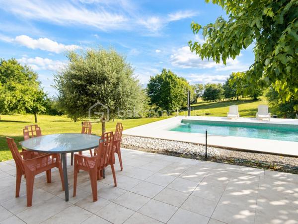 À seulement quelques minutes de Bergerac, découvrez cette belle maison de plain-pied située dans un environnement calme et verdoyant, à proximité des écoles et des commerces. Un véritable havre de paix alliant confort, espace et qualité de vie.

Dès l'entrée, vous serez séduits par sa grande pièce de vie baignée de lumière, ouverte sur une cuisine américaine entièrement équipée, idéale pour partager de beaux moments en famille ou entre amis.

La maison propose :
✔ Une vaste pièce de vie lumineuse
✔ Une cuisine ouverte équipée
✔ 3 chambres confortables
✔ 1 bureau, parfait pour le télétravail ou une chambre d'appoint
✔ 1 salle d'eau moderne
✔ WC séparé

À l'extérieur, tout est réuni pour profiter pleinement des beaux jours :
✔ Une agréable terrasse avec vue dégagée sur la campagne
✔ Une piscine chauffée au sel de 8 x 4 m avec volet électrique de sécurité
✔ Une douche solaire
✔ Un double garage
✔ Un magnifique verger avec de nombreux arbres fruitiers

Les plus :
✔ Double vitrage sur l'ensemble de la maison
✔ Combles isolés
✔ Toiture récemment démoussée
✔ Terrain de 6 330 m², avec possibilité d'acquérir une parcelle réduite d'environ 3 000 m² selon votre projet.

Cette maison parfaitement entretenue offre un cadre de vie privilégié, entre ville et campagne, idéal pour une famille en quête de tranquillité et de confort.

Une opportunité rare sur le secteur de Prigonrieux. Ne tardez pas à venir la découvrir, elle pourrait bien être votre prochain coup de cœur !