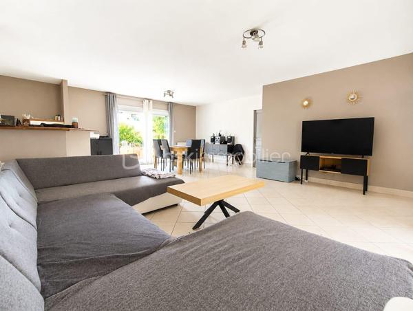 À seulement quelques minutes de Bergerac, découvrez cette belle maison de plain-pied située dans un environnement calme et verdoyant, à proximité des écoles et des commerces. Un véritable havre de paix alliant confort, espace et qualité de vie.

Dès l'entrée, vous serez séduits par sa grande pièce de vie baignée de lumière, ouverte sur une cuisine américaine entièrement équipée, idéale pour partager de beaux moments en famille ou entre amis.

La maison propose :
✔ Une vaste pièce de vie lumineuse
✔ Une cuisine ouverte équipée
✔ 3 chambres confortables
✔ 1 bureau, parfait pour le télétravail ou une chambre d'appoint
✔ 1 salle d'eau moderne
✔ WC séparé

À l'extérieur, tout est réuni pour profiter pleinement des beaux jours :
✔ Une agréable terrasse avec vue dégagée sur la campagne
✔ Une piscine chauffée au sel de 8 x 4 m avec volet électrique de sécurité
✔ Une douche solaire
✔ Un double garage
✔ Un magnifique verger avec de nombreux arbres fruitiers

Les plus :
✔ Double vitrage sur l'ensemble de la maison
✔ Combles isolés
✔ Toiture récemment démoussée
✔ Terrain de 6 330 m², avec possibilité d'acquérir une parcelle réduite d'environ 3 000 m² selon votre projet.

Cette maison parfaitement entretenue offre un cadre de vie privilégié, entre ville et campagne, idéal pour une famille en quête de tranquillité et de confort.

Une opportunité rare sur le secteur de Prigonrieux. Ne tardez pas à venir la découvrir, elle pourrait bien être votre prochain coup de cœur !