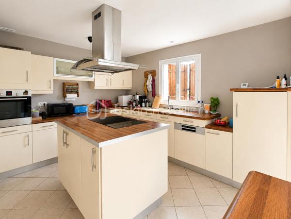 À seulement quelques minutes de Bergerac, découvrez cette belle maison de plain-pied située dans un environnement calme et verdoyant, à proximité des écoles et des commerces. Un véritable havre de paix alliant confort, espace et qualité de vie.

Dès l'entrée, vous serez séduits par sa grande pièce de vie baignée de lumière, ouverte sur une cuisine américaine entièrement équipée, idéale pour partager de beaux moments en famille ou entre amis.

La maison propose :
✔ Une vaste pièce de vie lumineuse
✔ Une cuisine ouverte équipée
✔ 3 chambres confortables
✔ 1 bureau, parfait pour le télétravail ou une chambre d'appoint
✔ 1 salle d'eau moderne
✔ WC séparé

À l'extérieur, tout est réuni pour profiter pleinement des beaux jours :
✔ Une agréable terrasse avec vue dégagée sur la campagne
✔ Une piscine chauffée au sel de 8 x 4 m avec volet électrique de sécurité
✔ Une douche solaire
✔ Un double garage
✔ Un magnifique verger avec de nombreux arbres fruitiers

Les plus :
✔ Double vitrage sur l'ensemble de la maison
✔ Combles isolés
✔ Toiture récemment démoussée
✔ Terrain de 6 330 m², avec possibilité d'acquérir une parcelle réduite d'environ 3 000 m² selon votre projet.

Cette maison parfaitement entretenue offre un cadre de vie privilégié, entre ville et campagne, idéal pour une famille en quête de tranquillité et de confort.

Une opportunité rare sur le secteur de Prigonrieux. Ne tardez pas à venir la découvrir, elle pourrait bien être votre prochain coup de cœur !