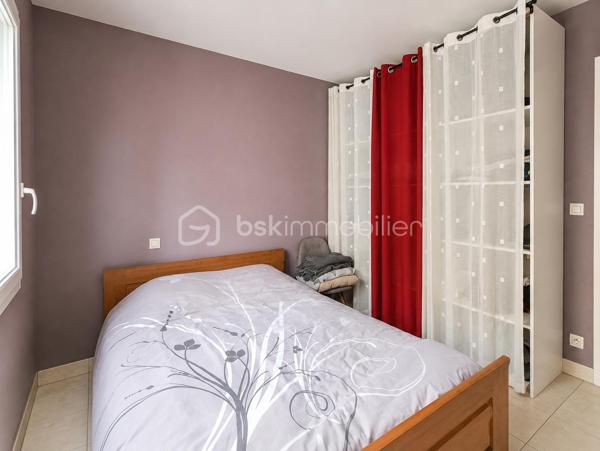 À seulement quelques minutes de Bergerac, découvrez cette belle maison de plain-pied située dans un environnement calme et verdoyant, à proximité des écoles et des commerces. Un véritable havre de paix alliant confort, espace et qualité de vie.

Dès l'entrée, vous serez séduits par sa grande pièce de vie baignée de lumière, ouverte sur une cuisine américaine entièrement équipée, idéale pour partager de beaux moments en famille ou entre amis.

La maison propose :
✔ Une vaste pièce de vie lumineuse
✔ Une cuisine ouverte équipée
✔ 3 chambres confortables
✔ 1 bureau, parfait pour le télétravail ou une chambre d'appoint
✔ 1 salle d'eau moderne
✔ WC séparé

À l'extérieur, tout est réuni pour profiter pleinement des beaux jours :
✔ Une agréable terrasse avec vue dégagée sur la campagne
✔ Une piscine chauffée au sel de 8 x 4 m avec volet électrique de sécurité
✔ Une douche solaire
✔ Un double garage
✔ Un magnifique verger avec de nombreux arbres fruitiers

Les plus :
✔ Double vitrage sur l'ensemble de la maison
✔ Combles isolés
✔ Toiture récemment démoussée
✔ Terrain de 6 330 m², avec possibilité d'acquérir une parcelle réduite d'environ 3 000 m² selon votre projet.

Cette maison parfaitement entretenue offre un cadre de vie privilégié, entre ville et campagne, idéal pour une famille en quête de tranquillité et de confort.

Une opportunité rare sur le secteur de Prigonrieux. Ne tardez pas à venir la découvrir, elle pourrait bien être votre prochain coup de cœur !
