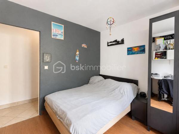 À seulement quelques minutes de Bergerac, découvrez cette belle maison de plain-pied située dans un environnement calme et verdoyant, à proximité des écoles et des commerces. Un véritable havre de paix alliant confort, espace et qualité de vie.

Dès l'entrée, vous serez séduits par sa grande pièce de vie baignée de lumière, ouverte sur une cuisine américaine entièrement équipée, idéale pour partager de beaux moments en famille ou entre amis.

La maison propose :
✔ Une vaste pièce de vie lumineuse
✔ Une cuisine ouverte équipée
✔ 3 chambres confortables
✔ 1 bureau, parfait pour le télétravail ou une chambre d'appoint
✔ 1 salle d'eau moderne
✔ WC séparé

À l'extérieur, tout est réuni pour profiter pleinement des beaux jours :
✔ Une agréable terrasse avec vue dégagée sur la campagne
✔ Une piscine chauffée au sel de 8 x 4 m avec volet électrique de sécurité
✔ Une douche solaire
✔ Un double garage
✔ Un magnifique verger avec de nombreux arbres fruitiers

Les plus :
✔ Double vitrage sur l'ensemble de la maison
✔ Combles isolés
✔ Toiture récemment démoussée
✔ Terrain de 6 330 m², avec possibilité d'acquérir une parcelle réduite d'environ 3 000 m² selon votre projet.

Cette maison parfaitement entretenue offre un cadre de vie privilégié, entre ville et campagne, idéal pour une famille en quête de tranquillité et de confort.

Une opportunité rare sur le secteur de Prigonrieux. Ne tardez pas à venir la découvrir, elle pourrait bien être votre prochain coup de cœur !