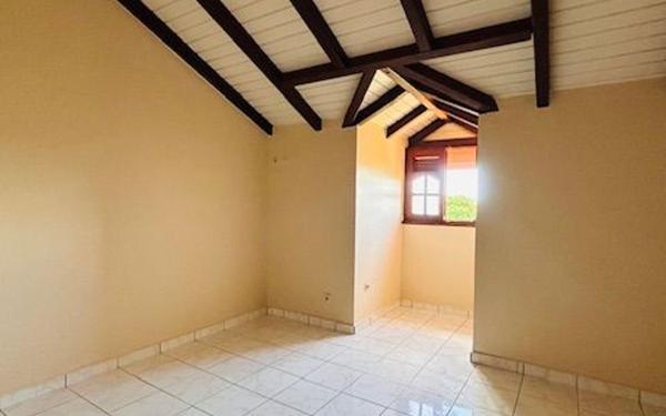 Appartement à louer    3 pièces •  Pointe-à-Pitre