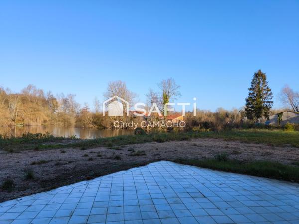 Envie d'évasion ? Cette maison avec parcelle d'étang vous transporte au cœur de la nature, tout en étant proche de toutes les commodités