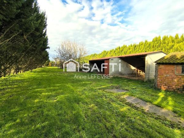 Ensemble de bâtiments d'élevage sur grand terrain