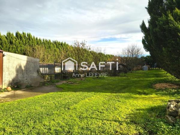 Ensemble de bâtiments d'élevage sur grand terrain