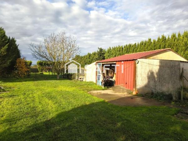 Ensemble de bâtiments d'élevage sur grand terrain