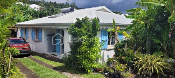 SAINT DENIS - La Montagne - Située dans un environnement calme et verdoyant, à seulement 5 minutes des rampes, cette belle villa familiale vous séduira par ses volumes généreux, son charme créole et sa vue sur l’océan.

🏡 Caractéristiques principales :

 - Surface habitable : 176,40 m² (237m² au sol)
 - Terrain : 720 m²
 - 6 chambres idéales pour grande famille ou projet locatif
 - Cuisine équipée
 - Séjour / salle à manger lumineux
 - Superbe varangue de 33 m² ouverte sur une vue mer et vous profiterez des couchers de soleil 🌅

🌴 Extérieurs :

- Jardin arboré et tropical
- Espace détente avec piscine
- Stationnement privatif
- Environnement paisible, sans vis-à-vis direct

✨ Les + :

- Charme créole avec volets colorés et varangue
- Cadre de vie serein à la montagne
- Proximité rapide des axes principaux
- Fort potentiel (résidence principale, maison familiale ou investissement locatif)