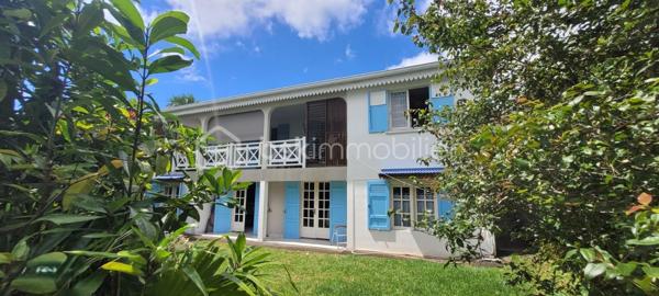 SAINT DENIS - La Montagne - Située dans un environnement calme et verdoyant, à seulement 5 minutes des rampes, cette belle villa familiale vous séduira par ses volumes généreux, son charme créole et sa vue sur l’océan.

🏡 Caractéristiques principales :

 - Surface habitable : 176,40 m² (237m² au sol)
 - Terrain : 720 m²
 - 6 chambres idéales pour grande famille ou projet locatif
 - Cuisine équipée
 - Séjour / salle à manger lumineux
 - Superbe varangue de 33 m² ouverte sur une vue mer et vous profiterez des couchers de soleil 🌅

🌴 Extérieurs :

- Jardin arboré et tropical
- Espace détente avec piscine
- Stationnement privatif
- Environnement paisible, sans vis-à-vis direct

✨ Les + :

- Charme créole avec volets colorés et varangue
- Cadre de vie serein à la montagne
- Proximité rapide des axes principaux
- Fort potentiel (résidence principale, maison familiale ou investissement locatif)