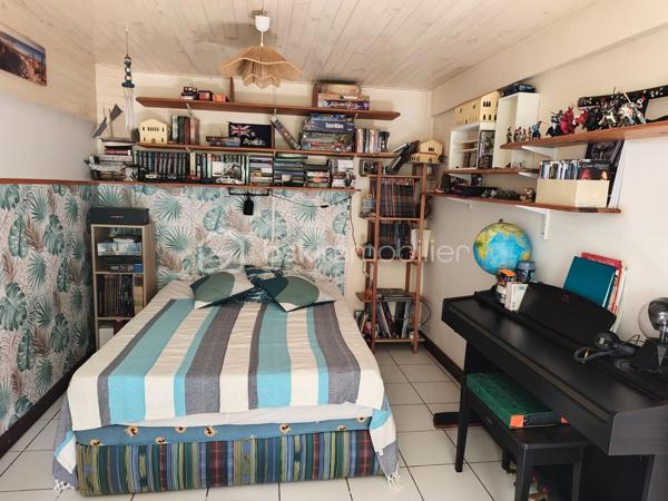 SAINT DENIS - La Montagne - Située dans un environnement calme et verdoyant, à seulement 5 minutes des rampes, cette belle villa familiale vous séduira par ses volumes généreux, son charme créole et sa vue sur l’océan.

🏡 Caractéristiques principales :

 - Surface habitable : 176,40 m² (237m² au sol)
 - Terrain : 720 m²
 - 6 chambres idéales pour grande famille ou projet locatif
 - Cuisine équipée
 - Séjour / salle à manger lumineux
 - Superbe varangue de 33 m² ouverte sur une vue mer et vous profiterez des couchers de soleil 🌅

🌴 Extérieurs :

- Jardin arboré et tropical
- Espace détente avec piscine
- Stationnement privatif
- Environnement paisible, sans vis-à-vis direct

✨ Les + :

- Charme créole avec volets colorés et varangue
- Cadre de vie serein à la montagne
- Proximité rapide des axes principaux
- Fort potentiel (résidence principale, maison familiale ou investissement locatif)